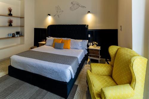 Deluxe King Room image 8