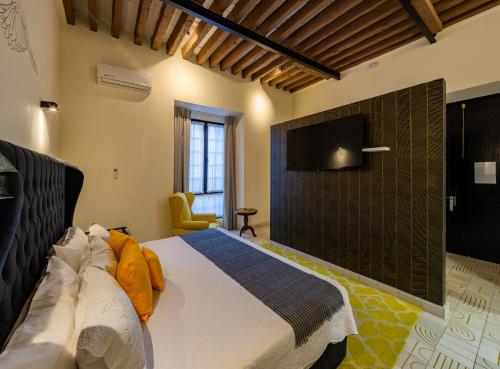 Deluxe King Room image 6