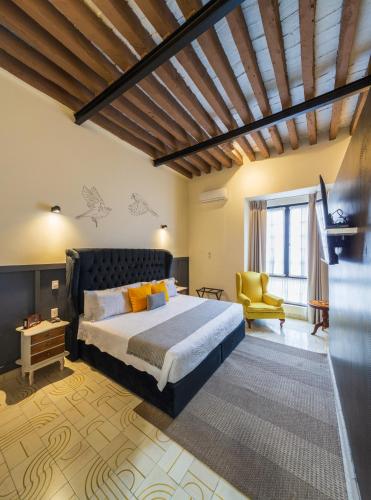 Deluxe King Room image 9