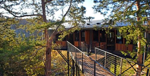 Beaver Lakefront Cabins - Couples Only Getaways in Eureka Springs, USA