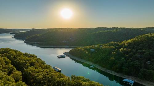 Beaver Lakefront Cabins - Couples Only Getaways in Eureka Springs, USA