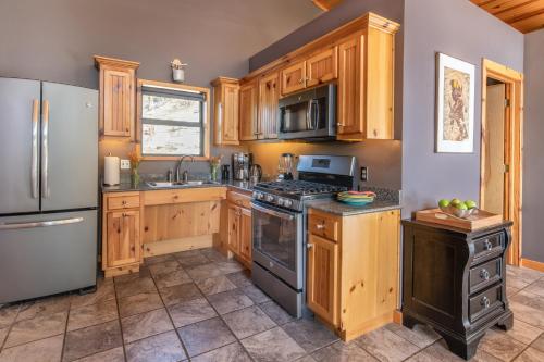 Beaver Lakefront Cabins - Couples Only Getaways Room Type - Premier King Cabin with Lake View