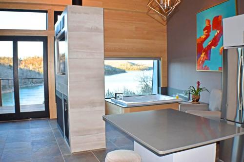 Beaver Lakefront Cabins - Couples Only Getaways - 주방