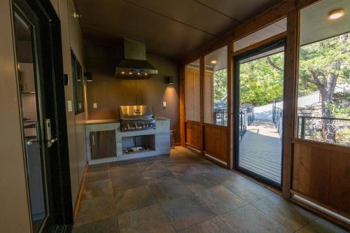 Beaver Lakefront Cabins - Couples Only Getaways - 편의 시설/서비스