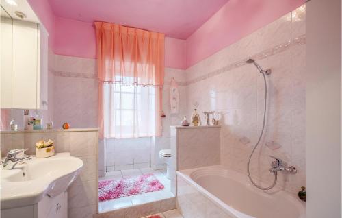 Ванна кімната, Awesome Home In Frazione Antognano in Мiнучанно