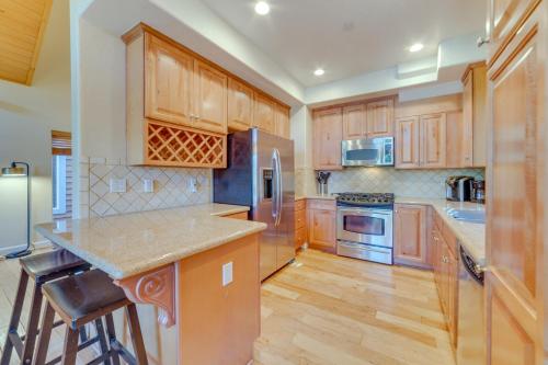 Mammoth Townhome Less Than 1 Mi to Village Gondola! - main image