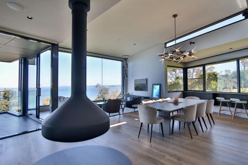 Közös társalgó / TV, Somers Sanctuary - Clifftop Luxury with Pool & Sauna in Balnarring