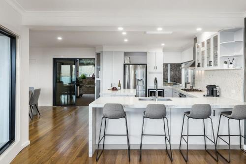 Ellerina Sea Vista Stunning views pool sauna and alfresco entertaining