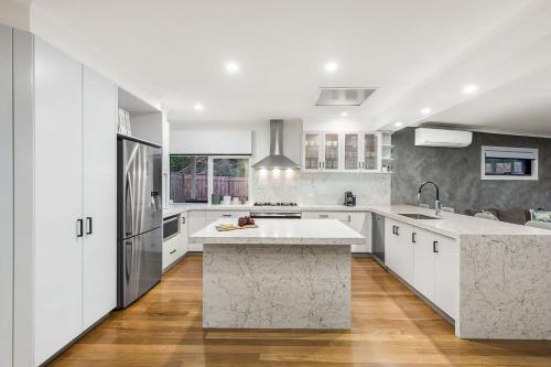 Ellerina Sea Vista Stunning views pool sauna and alfresco entertaining