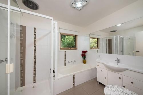 Vue de la Mer - Pool, Spa, Tennis Court, Water Views