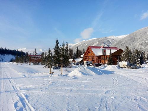 Ieeja, Northern Rockies Lodge in Muncho Lake (BC)