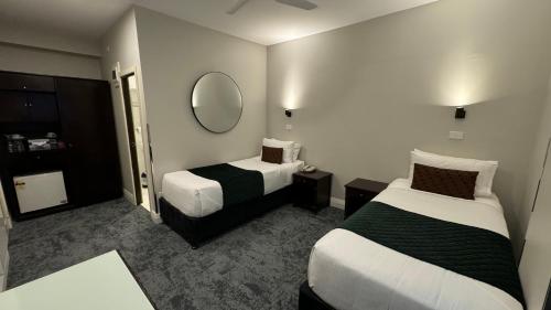 Twin Single Room image 3