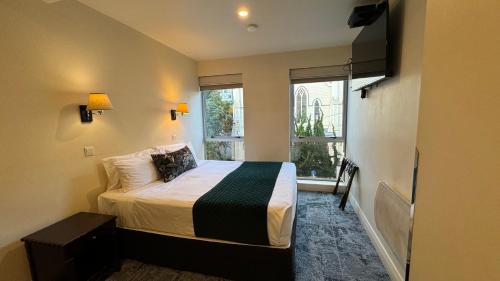 Premium King or Twin Room image 4