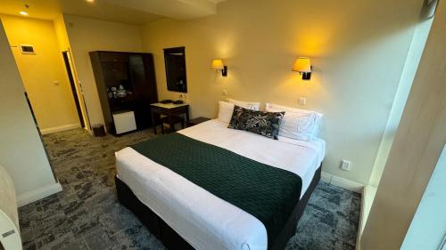 Premium King or Twin Room image 3