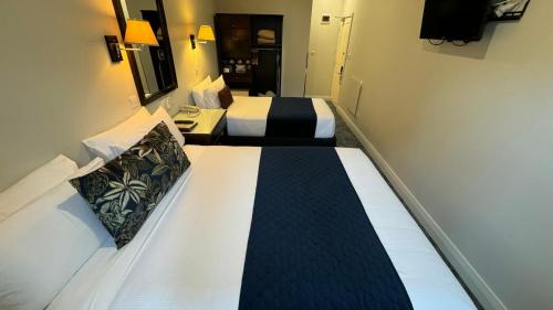 Twin Room image 6