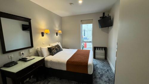 Queen Room image 2