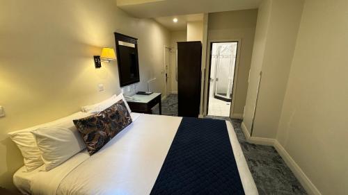 Queen Room image 6