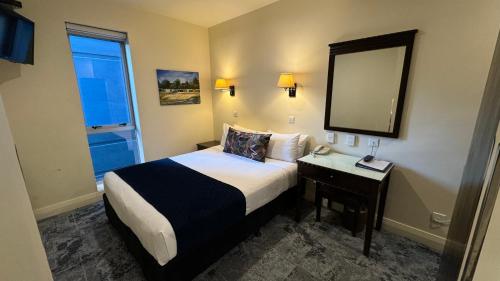 Queen Room image 5