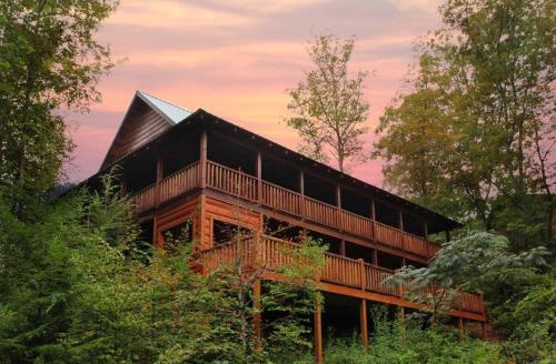 Yesteryear Mountain Charm Modern Vintage Retreat in Sevierville, USA