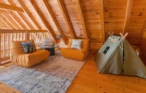 Yesteryear Mountain Charm Modern Vintage Retreat in Sevierville, USA
