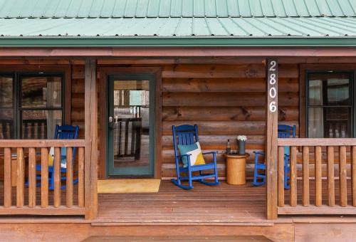 Yesteryear Mountain Charm Modern Vintage Retreat in Sevierville, USA