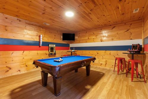 Yesteryear Mountain Charm Modern Vintage Retreat in Sevierville, USA