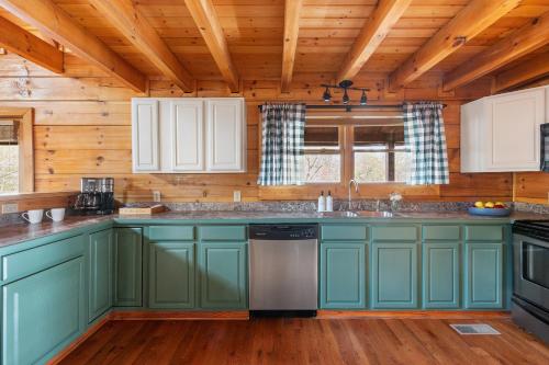 Yesteryear Mountain Charm Modern Vintage Retreat in Sevierville, USA