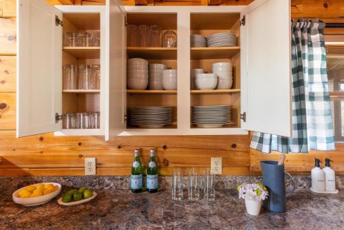 Yesteryear Mountain Charm Modern Vintage Retreat in Sevierville, USA