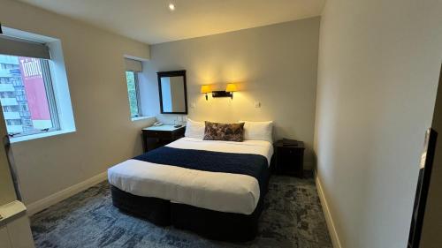 Queen Room image 9