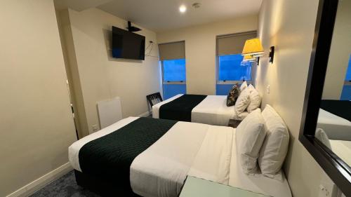 Twin Room image 4