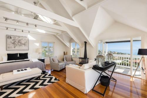 Hamptons Retreat - Stunning Panoramic Water Views and Pool