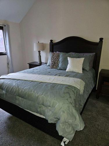 Galena Getaway End unit townhome on South Golf Course in Galena, USA
