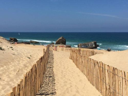 Confort lumineux à 400m de la plage avec terrasse & équipements modernes - image 5