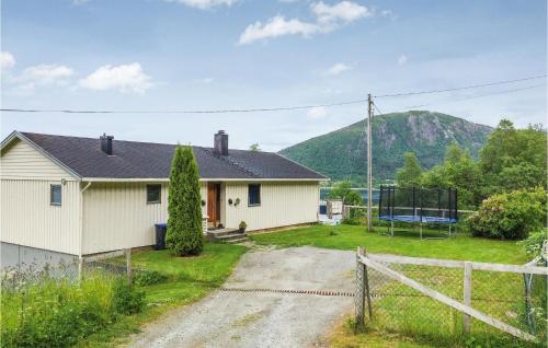. Awesome Home In Vågstranda With Wifi