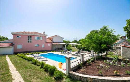 Pet Friendly Home In Studenci