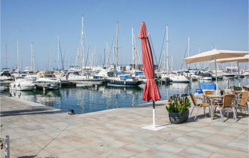 Amazing home in Santa Pola w/ 5 Bedrooms - image 8