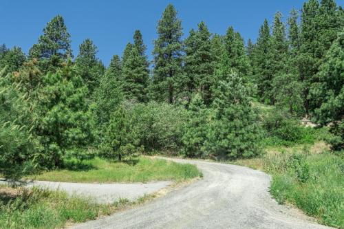 Beaver Hill Cabin near Plain by NW Comfy Cabins