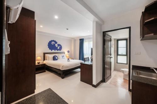 room detail thumbnail 0