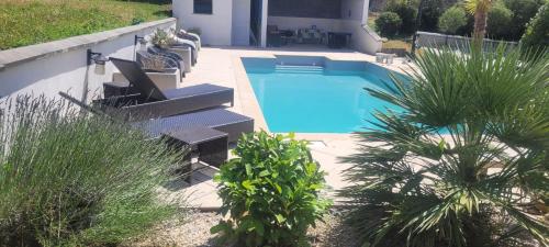 Villa 6-8 pers 4 chambres avec Piscine près de Lyon gîte à louer Saint-Julien-d'Asse