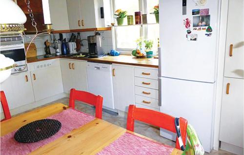 ห้องครัว, Lovely Home In Spanga With Kitchen in สโปงงา