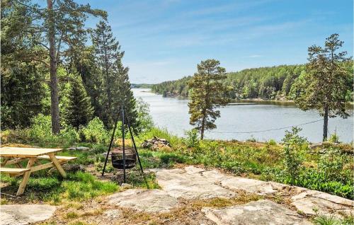 Зовнішній вигляд готелю, 3 Bedroom Lake Front Home In Sperrebotn in Мосс