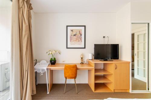 Chic City Retreat On Victoria Ave