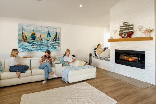 Golden Beach Ultimate Family Getaway - Pool & Spa