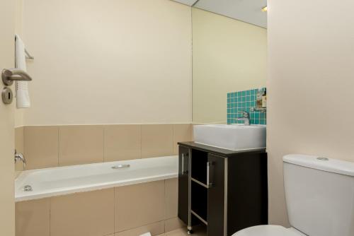 Lush Designer Apartment in CBD - Mountain Views - image 3