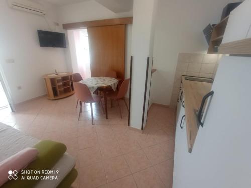 Apartment in Lopar with sea view, terrace, air conditioning, Wi-Fi (4618-3)