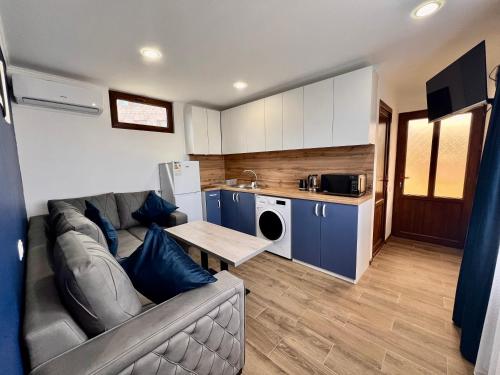 1 king bed, 1 sofa bed