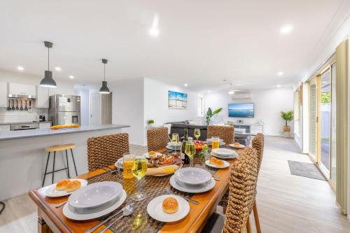 Fingal on Whitesands 1 12 Whitesands Road all on ground level with air con wifi and boat parking in Fingal Bay
