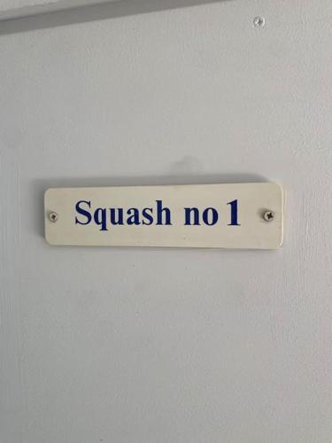 NEW with AC Central Suites with Pool access and Squash Courts! Sleeps Family or 4 guests, Gibraltar (foto 3)