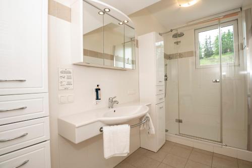 2 bedrooms, 5 beds