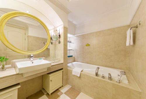 room detail thumbnail 2